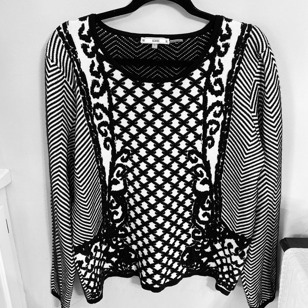 Women's Black & White Patterned Sweater Size Large
